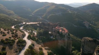 Uçurumun tepesindeki Thessaly Dağları 'nın gökyüzü manzarası.