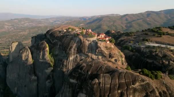 Widok z lotu ptaka świątynia skał Tesalii na szczycie klifu — Wideo stockowe