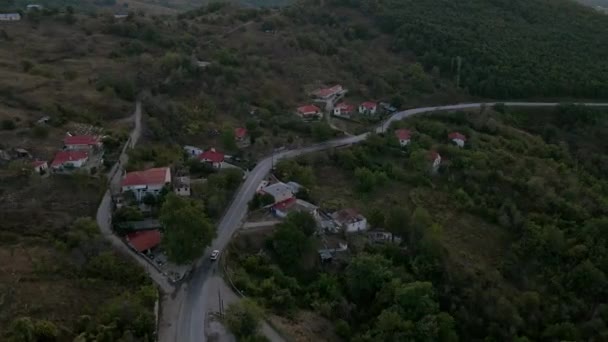 Vue aérienne de la voiture SUV se déplaçant par route de montagne grecque — Video