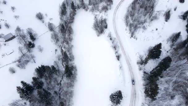 Widok z góry samochodu na drodze zimowej — Wideo stockowe