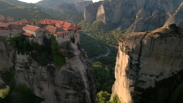 崖の上にあるテッサリア山脈の岩の寺院の空中ビュー — ストック動画