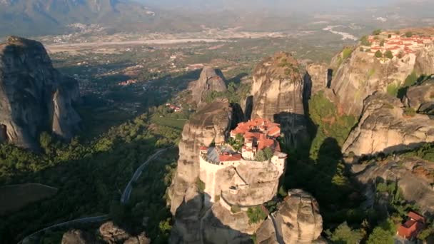 Vista aérea de Tesalia montañas rocas templo en la cima del acantilado — Vídeo de stock