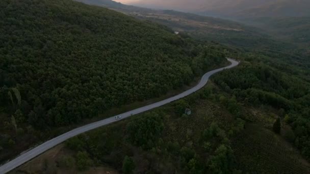 沿着希腊山路行驶的越野车的航拍图 — 图库视频影像