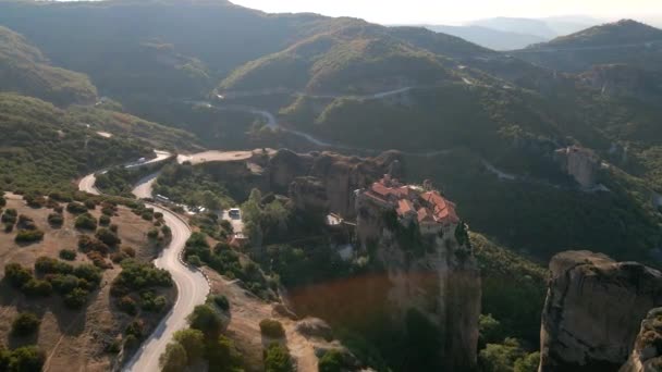 Воздух вид на Фессалийские горы скальный храм на вершине скалы — стоковое видео