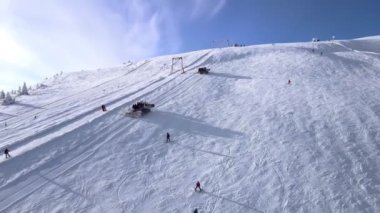 Kar aracı karlı dağ zirvesi kayak merkezine gidiyor.