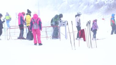 Kayak kuyruğundaki insanlar