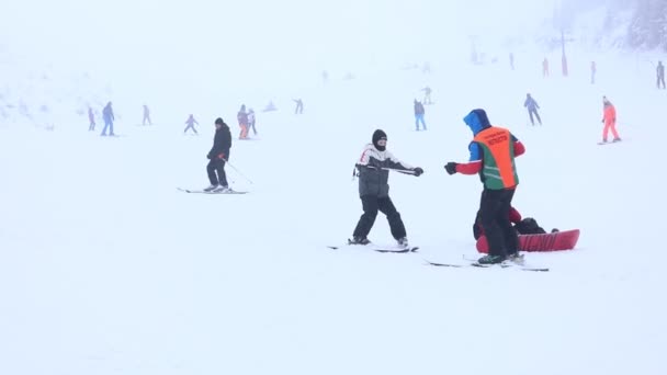 Dragobrat, Ukraina - 11 januari 2021: personer som åker skidor och snowboard — Stockvideo