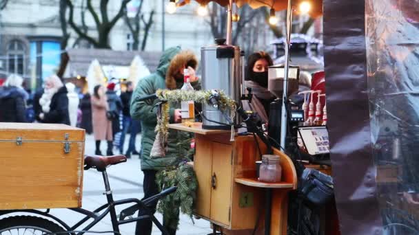 Львів, Україна - 7 січня 2021: вулична їжа на ярмарку міста Різдва — стокове відео