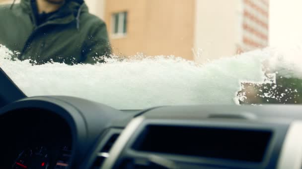 Hombre limpieza coche parabrisas de hielo — Vídeo de stock