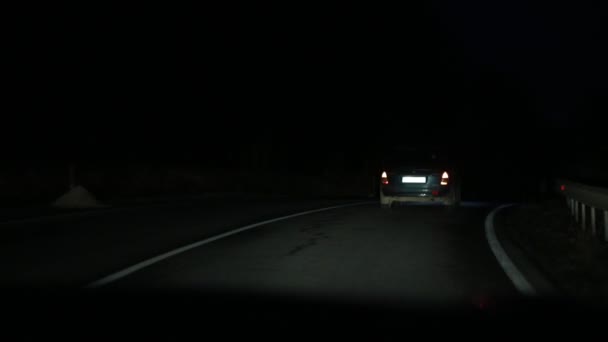 Vista del coche desde atrás en la carretera de noche — Vídeo de stock