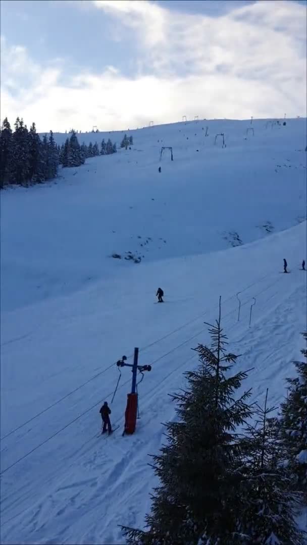 Utsikt från skidorten stolslift solnedgång på snötäckta berg — Stockvideo