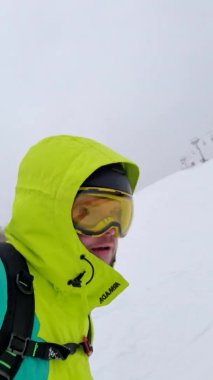 Snowboard süren adam selfie çekiyor.