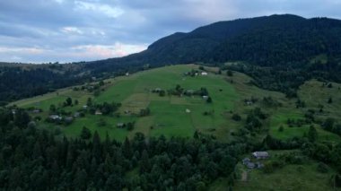 Gün batımında küçük köylü Karpatlar 'ın hava manzarası