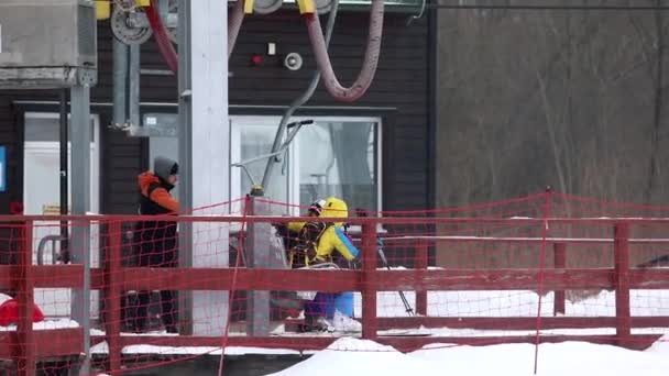 Personnes en télésiège à la station de ski — Video