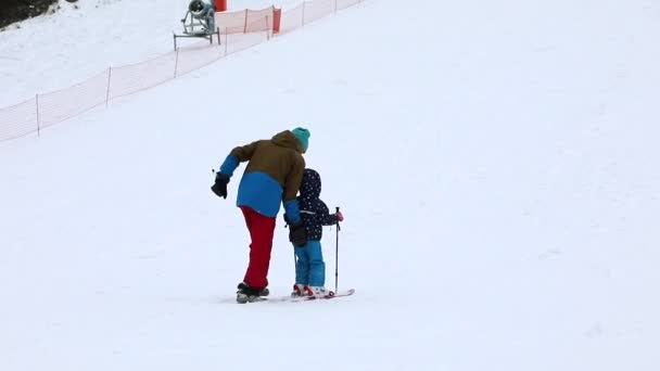 Maidan, Ucrania - 20 de febrero de 2021: padre enseñando a su hija a esquiar — Vídeo de stock
