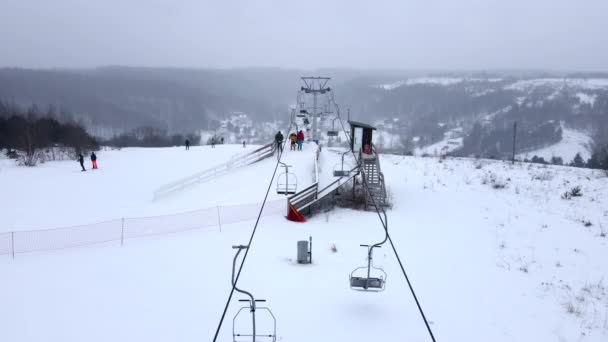 Кресельный подъемник на вершине лыжного склона — стоковое видео
