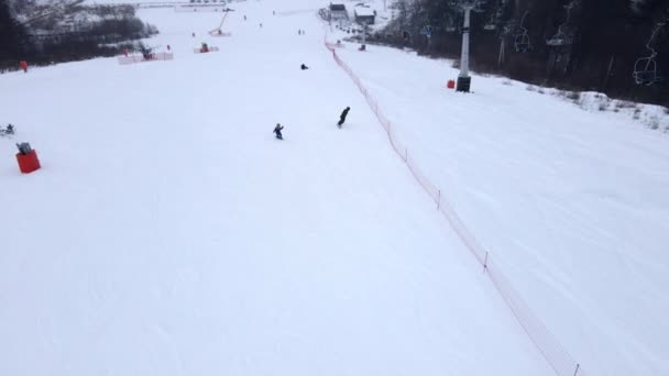 Widok z powietrza na ośrodek narciarski — Wideo stockowe