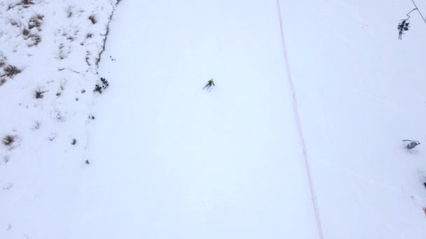 Vue aérienne du skieur sur la piste de ski — Video