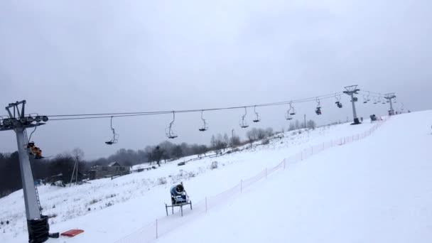 Vanuit de lucht uitzicht op stoeltjeslift bij skigebied — Stockvideo