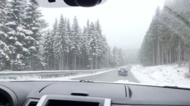 Kış dağ yolu manzarası