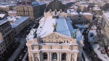 Kışın şehir meydanındaki opera binasının havadan görünüşü