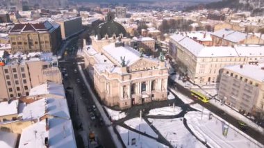 Kışın şehir meydanındaki opera binasının havadan görünüşü