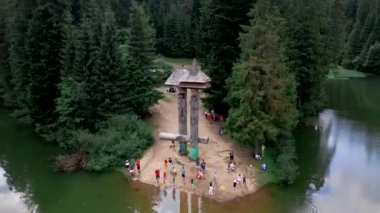 Karpatya Gölü 'ne bakan turistler