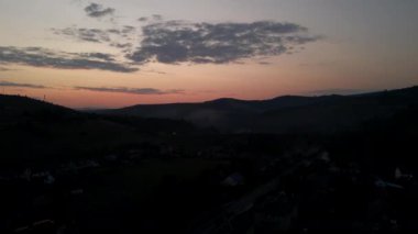 Dağların tepesindeki günbatımının hava manzarası