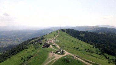 Yaz güneşinde Karpat Dağları 'nın havadan görünüşü