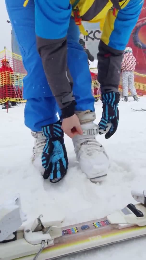 Femme mettre des chaussures de ski de près — Video