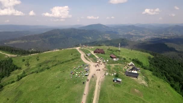 Vue aérienne des randonneurs se reposant au sommet de la montagne — Video