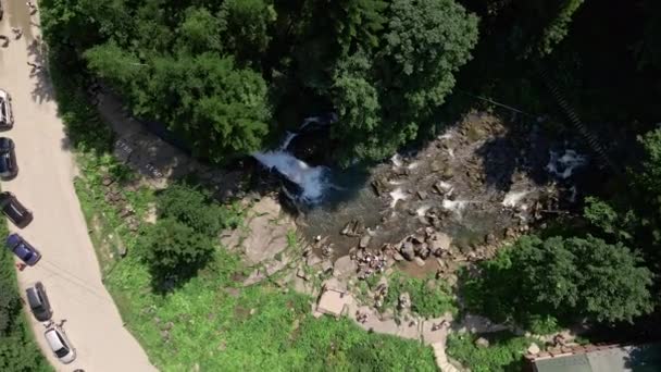 Luftaufnahme des Wasserfalls in den ukrainischen Karpaten mit Touristen — Stockvideo