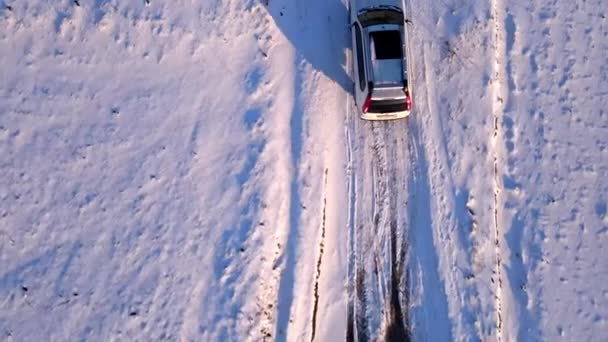 Antenn syn på SUV bil vid snöade fältet väg — Stockvideo