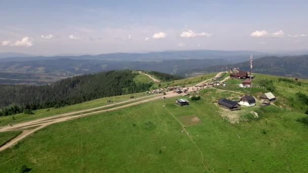 Vue aérienne de la chaîne de montagnes carpates à la lumière du jour d'été — Video