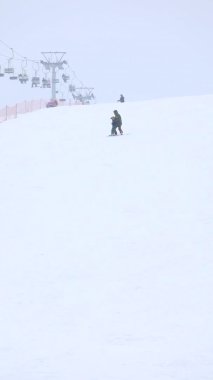 Meydan, Ukrayna - 20 Şubat 2021: snowboardcuların annesi