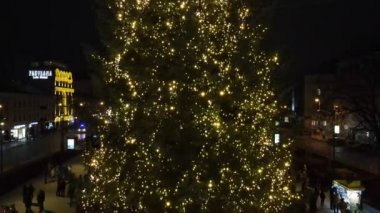 Şehir panayırındaki Noel ağacının havadan görünüşü
