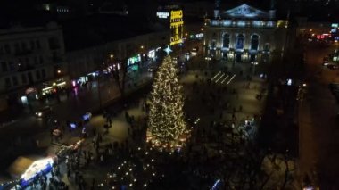 Şehir panayırındaki Noel ağacının havadan görünüşü