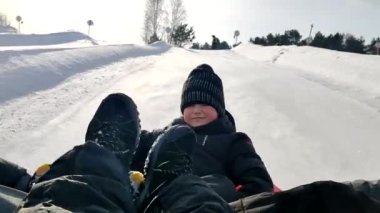 Tepeden aşağıya kar borularıyla kayıyor.