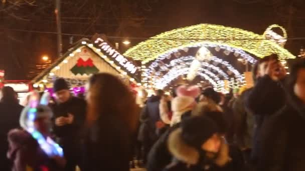 Lviv, Ukraina, 20 december 2020: människor går vid torget på julmarknaden. — Stockvideo