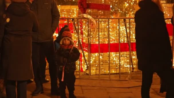 Lviv, Ukraina, 20 december 2020: liten pojke med uppblåsbar bubbla på julmarknad — Stockvideo