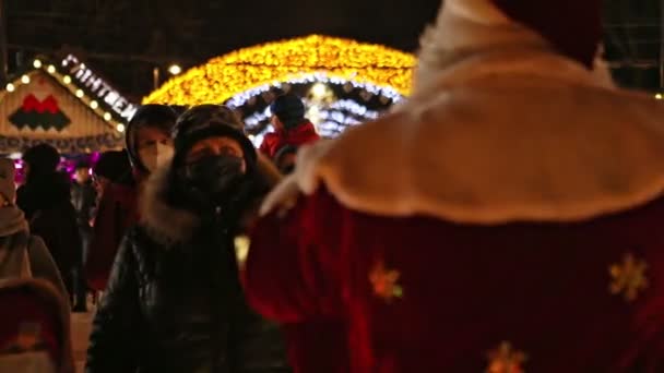 Lviv, Ukrajna, 2020. december 20.: emberek sétálnak a város főterén a karácsonyi vásáron. — Stock videók