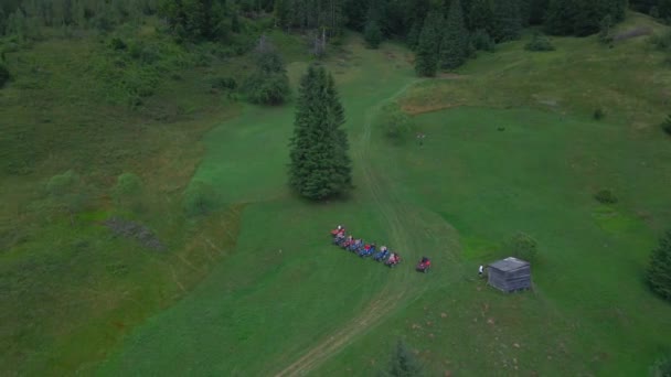 Εναέρια άποψη της ομάδας των τουριστών στο ATV ιππασία από ορεινό μονοπάτι — Αρχείο Βίντεο