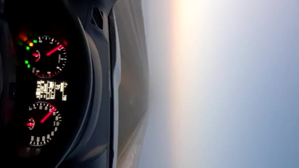 Езда на машине по туманной дороге на рассвете с плохим зрением — стоковое видео