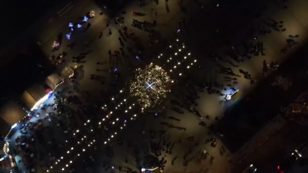 Luchtfoto van kerstboom op kermis in de stad — Stockvideo
