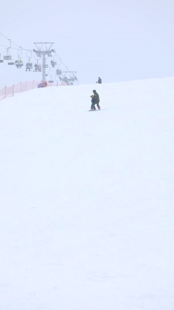 Maidan, Ucrania - 20 de febrero de 2021: madre con hijo snowboarders — Vídeos de Stock