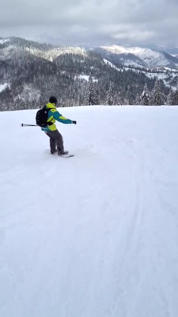 Man snowboardåkare ridning med snöig sluttning i vackra berg — Stockvideo