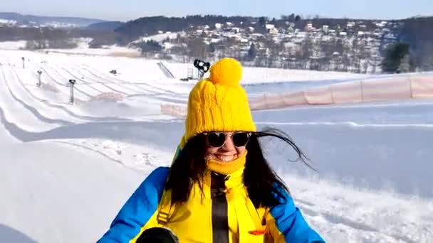 雪のチューブで丘を滑り降りると — ストック動画