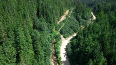 ATV 'deki bir grup turistin dağ yolunda giderken görüntüsü.