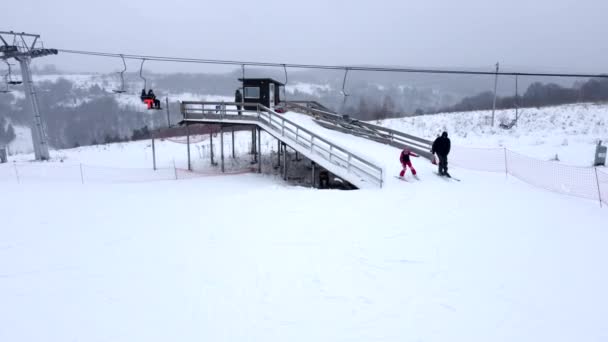 Кресельный подъемник на вершине лыжного склона — стоковое видео