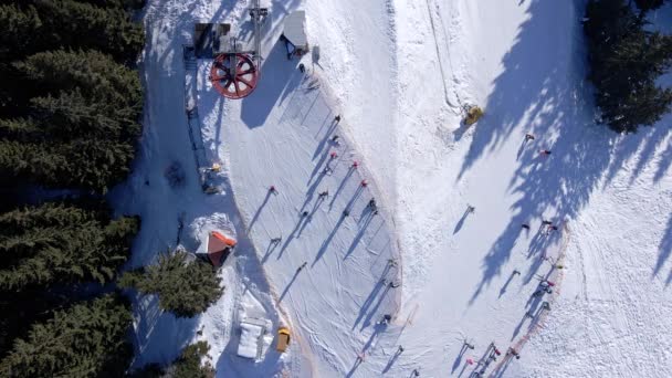 Vista aérea de la estación superior del telesilla en la estación de esquí — Vídeos de Stock
